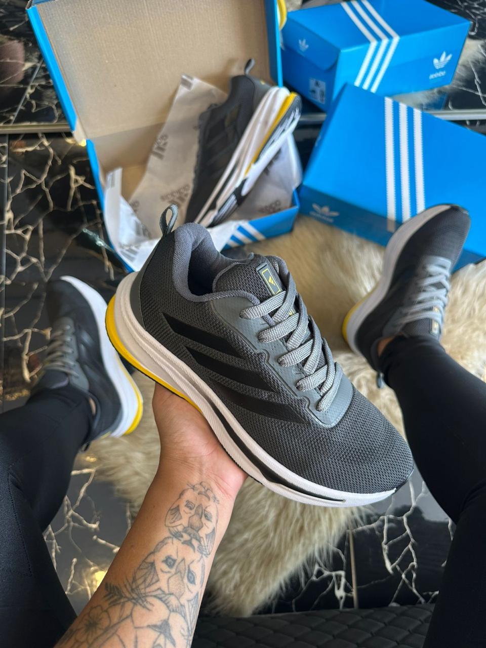 Tênis Adizero Boston 08 - Cinza Chumbo